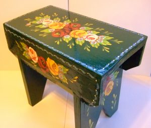Green cabin "Cracket Stool" in the traditional style by Carishei