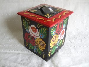 Medium sized tea caddy